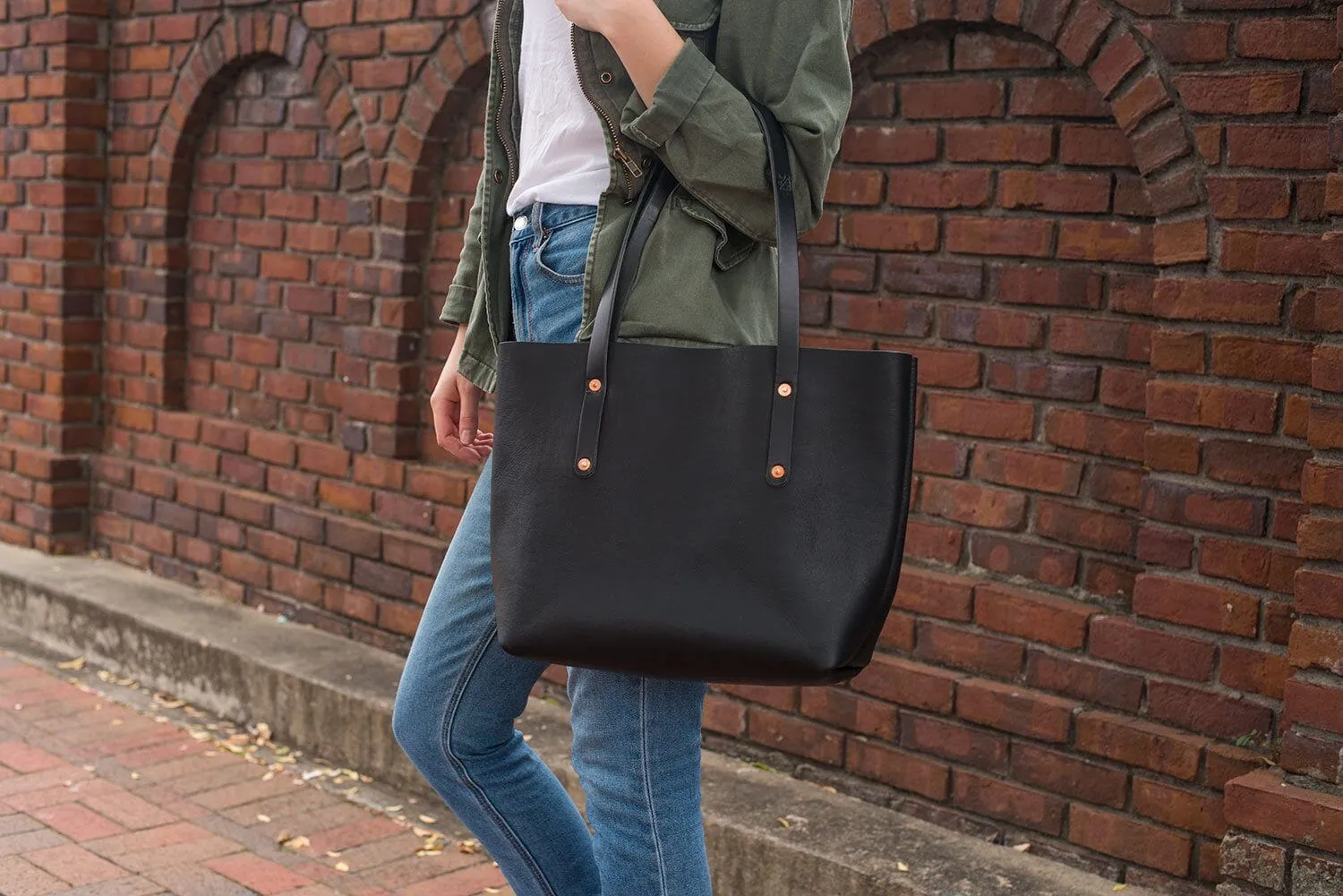 AVERY LEATHER TOTE BAG - MEDIUM - BLACK