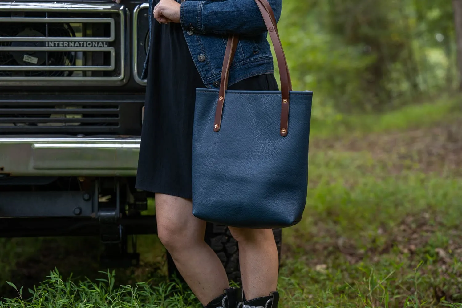 AVERY LEATHER TOTE BAG - SLIM MEDIUM - SMOKEY BLUE