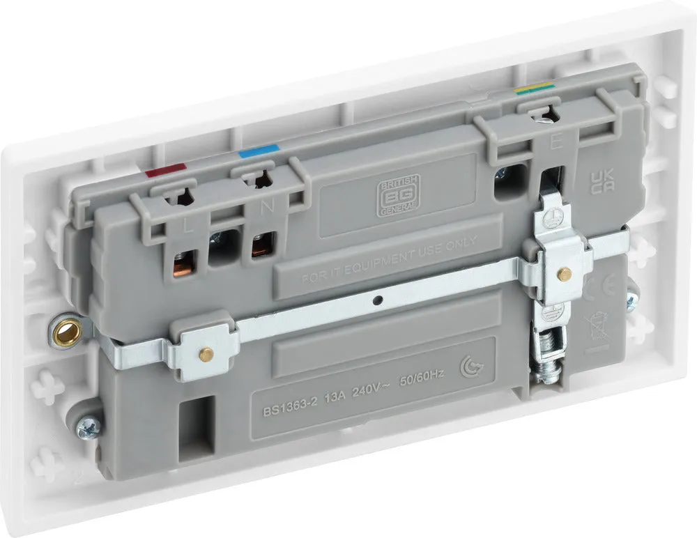 BG 922UAC22 White Square Edge 13A Double Switched Power Socket   USB A C (22W)