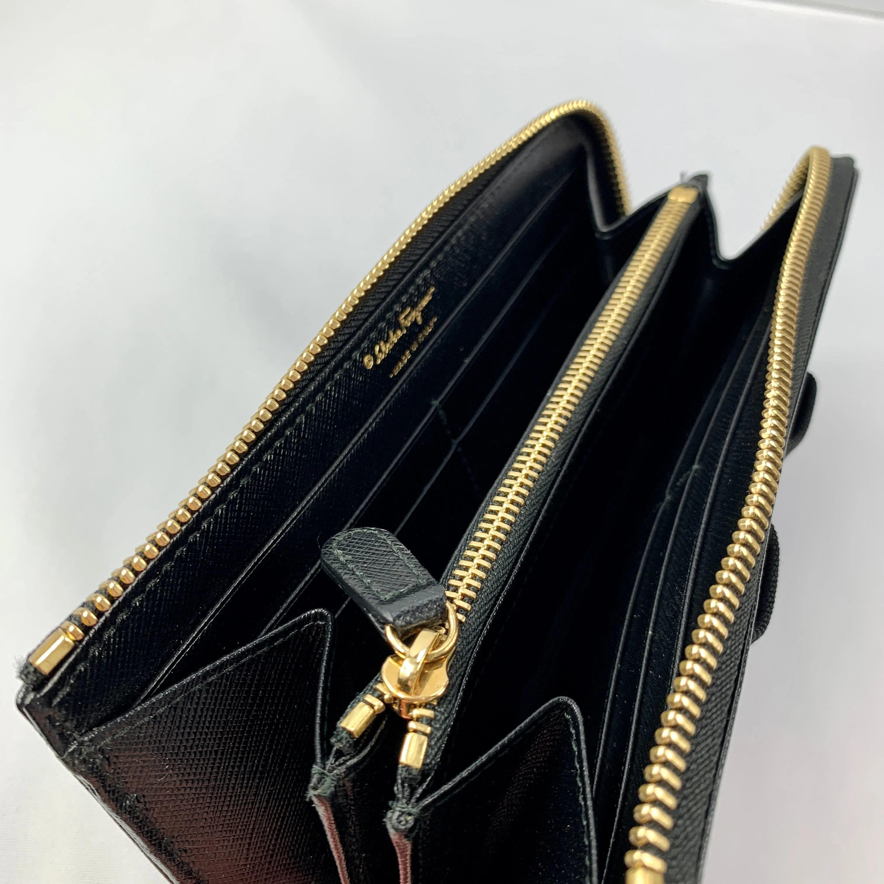 Salvatore Ferragamo Vara Bow Continental Cross Grain Wallet in Black