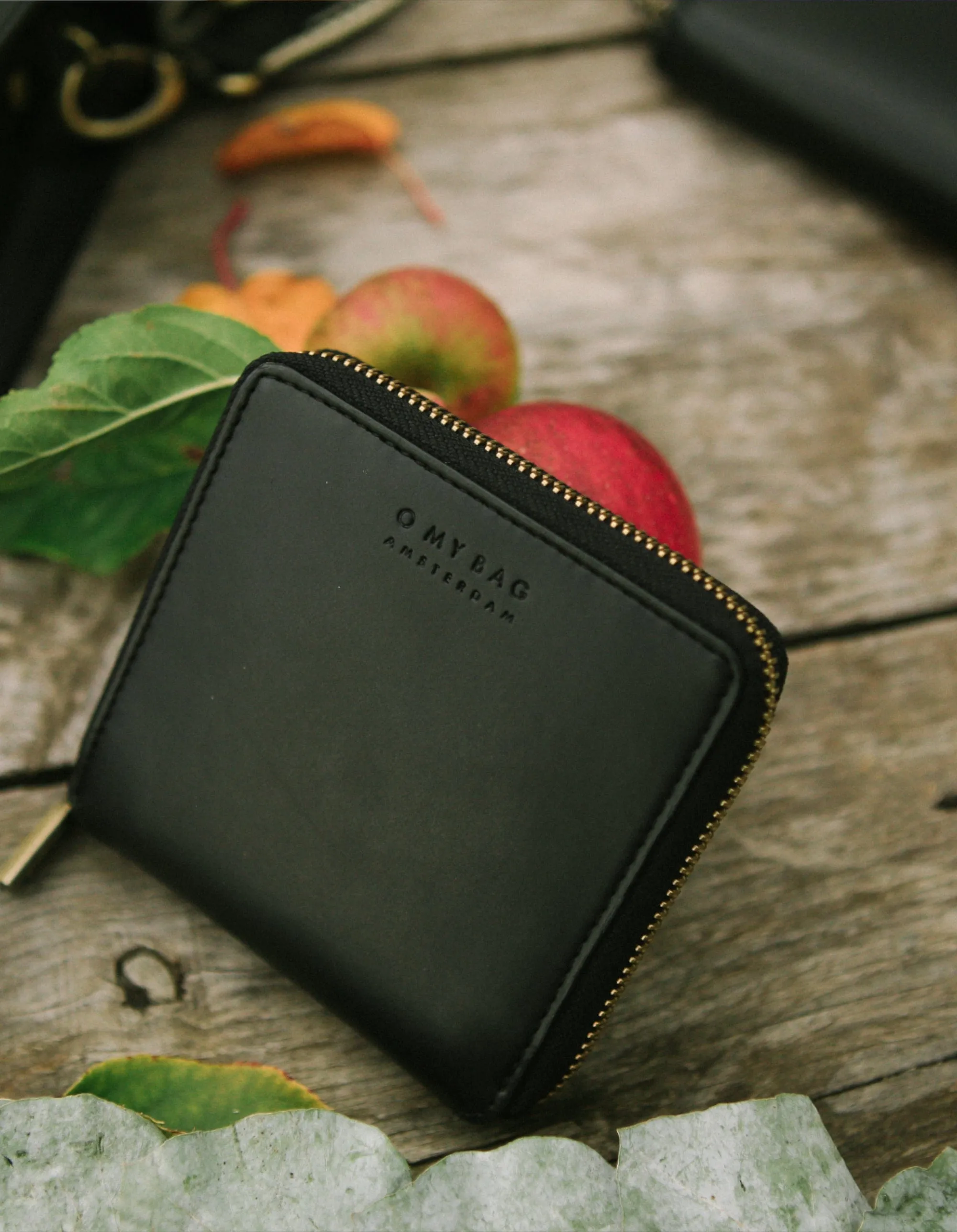 Sonny Apple Leather Square Wallet | Black